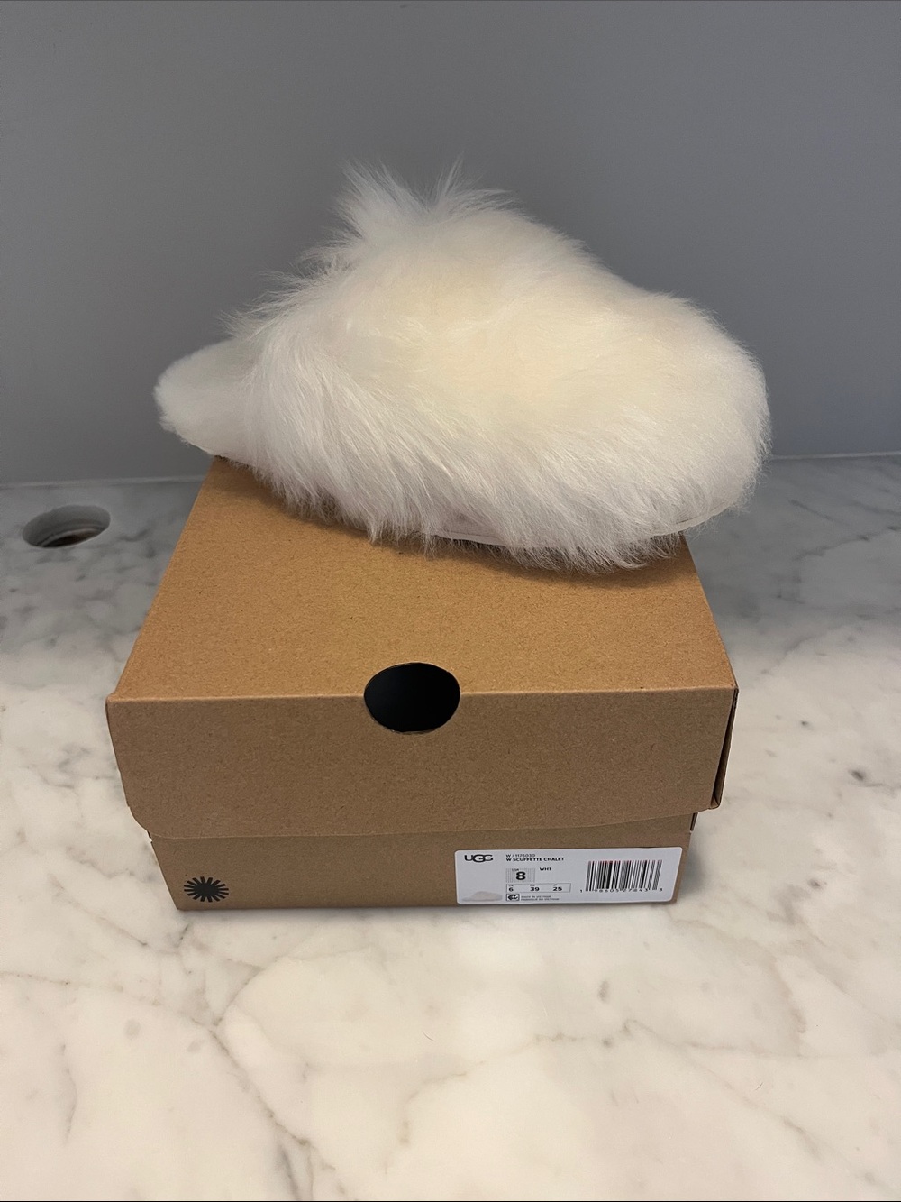 UGG Cream Shearling Slipper “W Scuffette Chalet”- size 8
